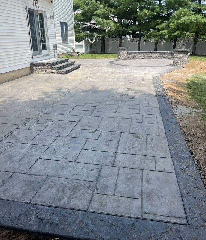 Patio seatwall circle inlay